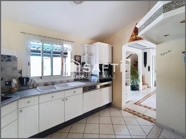 Une propriété chaleureuse, fonctionnelle, et pleine de caractère à découvrir.