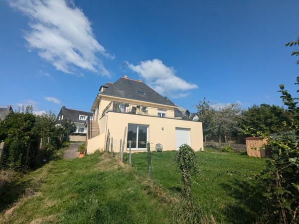 GUEMENE SUR SCORFF IMMEUBLE DE RAPPORT COMPOSE DE 2 LOGEMENTS T3 ET T5 JARDIN DE 800M² ENVIRON