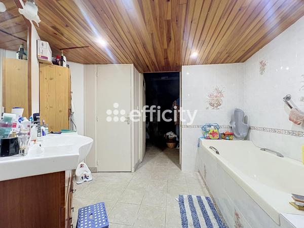 Maison
         5 pièces
        - 123 m² 250 000 € *