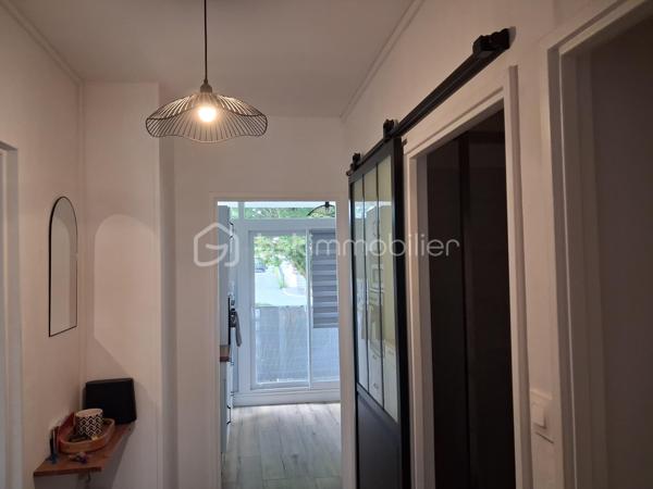 🚨🚨SAINT-LÔ – EN EXCLUSIVITE Appartement cosy, rénové avec goût, sans travaux à prévoir, à deux pas du centre-ville !
BIEN RARE – COUP DE CŒUR ASSURÉ !

😎À proximité immédiate des écoles, commerces et de toutes les commodités, aux abords du centre-ville de Saint-Lô, découvrez ce charmant appartement en copropriété, entièrement rénové avec goût et parfaitement entretenu.
Dès l'entrée, vous serez séduit par son ambiance cosy, douce et chaleureuse, sa décoration soignée et ses prestations de qualité. Un véritable cocon où il fait bon vivre, sans aucun travaux à prévoir !
L'appartement vous propose :
   ✅ • Une entrée donnant sur une agréable cuisine aménagée et équipée.
   ✅ • Une jolie salle d'eau moderne.
   ✅ • Un WC indépendant.
   ✅ • Dans le prolongement, un superbe salon-séjour lumineux, convivial et soigneusement décoré.
   ✅ • Un agréable coin TV, astucieusement séparé du séjour par une jolie arche, apportant caractère et charme à l'ensemble.
   ✅ • Un couloir dessert ensuite deux belles chambres ainsi qu'un dressing offrant un espace de rangement appréciable
   ✅ •  Appartement confortable =  un chauffage au gaz de ville et un plancher chauffant.
   ✅ •  DPE excellent  = classé C.

À l'extérieur, vous profiterez d'un petit balcon, parfait pour prendre l'air, son petit ☕ ou savourer un moment de tranquillité.
Côté pratique, l'appartement bénéficie également d'un garage privatif🏍️🛴🚗, ainsi qu'un espace séchage et d'une cave, idéale pour stocker et ranger vos affaires, au sous-sol.

🦋L'environnement saura également vous séduire : secteur calme, agréable et paisible, avec un joli paysage et une grande facilité de stationnement à proximité. 
🙏Un cadre de vie appréciable, tout en restant à seulement quelques minutes du centre-ville de Saint-Lô.🛴🛵
Un appartement prêt à vivre !
👩‍👧‍👦Que vous soyez jeune couple primo-accédant, retraité à la recherche d'un logement confortable ou investisseur souhaitant réaliser un placement locatif, ce bien offre de nombreuses possibilités.
Un appartement rénové avec goût, cosy, fonctionnel et sans travaux à prévoir, idéalement situé à deux pas du centre-ville de Saint-Lô.
😎Une opportunité rare sur le secteur : à découvrir sans tarder !

💰Prix 131 875€ FAI à la charge du vendeur
☎️07.65.67.70.58
📧s.gorregues@bskimmobilier.com

Les informations sur les risques auxquels ce bien est exposé sont disponibles sur le site Géorisques : www.georisques.gouv.fr
EI Stéphane Gorréguès
Mandataire indépendant en immobilier
Réseau BSK Immobilier
Immatriculé au RSAC de Coutances n 929936029000
#stephanegorreguesimmobilier
#opportunité #bienimmobilier #saint-lo
#stephanegorreguesbskimmobiliersaintloetenvirons