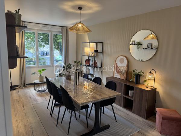 🚨🚨SAINT-LÔ – EN EXCLUSIVITE Appartement cosy, rénové avec goût, sans travaux à prévoir, à deux pas du centre-ville !
BIEN RARE – COUP DE CŒUR ASSURÉ !

😎À proximité immédiate des écoles, commerces et de toutes les commodités, aux abords du centre-ville de Saint-Lô, découvrez ce charmant appartement en copropriété, entièrement rénové avec goût et parfaitement entretenu.
Dès l'entrée, vous serez séduit par son ambiance cosy, douce et chaleureuse, sa décoration soignée et ses prestations de qualité. Un véritable cocon où il fait bon vivre, sans aucun travaux à prévoir !
L'appartement vous propose :
   ✅ • Une entrée donnant sur une agréable cuisine aménagée et équipée.
   ✅ • Une jolie salle d'eau moderne.
   ✅ • Un WC indépendant.
   ✅ • Dans le prolongement, un superbe salon-séjour lumineux, convivial et soigneusement décoré.
   ✅ • Un agréable coin TV, astucieusement séparé du séjour par une jolie arche, apportant caractère et charme à l'ensemble.
   ✅ • Un couloir dessert ensuite deux belles chambres ainsi qu'un dressing offrant un espace de rangement appréciable
   ✅ •  Appartement confortable =  un chauffage au gaz de ville et un plancher chauffant.
   ✅ •  DPE excellent  = classé C.

À l'extérieur, vous profiterez d'un petit balcon, parfait pour prendre l'air, son petit ☕ ou savourer un moment de tranquillité.
Côté pratique, l'appartement bénéficie également d'un garage privatif🏍️🛴🚗, ainsi qu'un espace séchage et d'une cave, idéale pour stocker et ranger vos affaires, au sous-sol.

🦋L'environnement saura également vous séduire : secteur calme, agréable et paisible, avec un joli paysage et une grande facilité de stationnement à proximité. 
🙏Un cadre de vie appréciable, tout en restant à seulement quelques minutes du centre-ville de Saint-Lô.🛴🛵
Un appartement prêt à vivre !
👩‍👧‍👦Que vous soyez jeune couple primo-accédant, retraité à la recherche d'un logement confortable ou investisseur souhaitant réaliser un placement locatif, ce bien offre de nombreuses possibilités.
Un appartement rénové avec goût, cosy, fonctionnel et sans travaux à prévoir, idéalement situé à deux pas du centre-ville de Saint-Lô.
😎Une opportunité rare sur le secteur : à découvrir sans tarder !

💰Prix 131 875€ FAI à la charge du vendeur
☎️07.65.67.70.58
📧s.gorregues@bskimmobilier.com

Les informations sur les risques auxquels ce bien est exposé sont disponibles sur le site Géorisques : www.georisques.gouv.fr
EI Stéphane Gorréguès
Mandataire indépendant en immobilier
Réseau BSK Immobilier
Immatriculé au RSAC de Coutances n 929936029000
#stephanegorreguesimmobilier
#opportunité #bienimmobilier #saint-lo
#stephanegorreguesbskimmobiliersaintloetenvirons