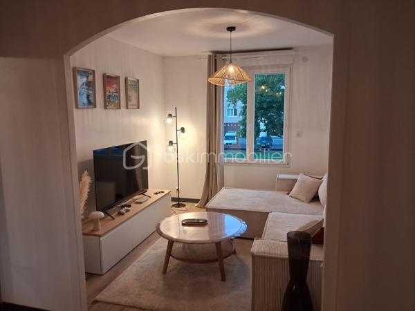 🚨🚨SAINT-LÔ – EN EXCLUSIVITE Appartement cosy, rénové avec goût, sans travaux à prévoir, à deux pas du centre-ville !
BIEN RARE – COUP DE CŒUR ASSURÉ !

😎À proximité immédiate des écoles, commerces et de toutes les commodités, aux abords du centre-ville de Saint-Lô, découvrez ce charmant appartement en copropriété, entièrement rénové avec goût et parfaitement entretenu.
Dès l'entrée, vous serez séduit par son ambiance cosy, douce et chaleureuse, sa décoration soignée et ses prestations de qualité. Un véritable cocon où il fait bon vivre, sans aucun travaux à prévoir !
L'appartement vous propose :
   ✅ • Une entrée donnant sur une agréable cuisine aménagée et équipée.
   ✅ • Une jolie salle d'eau moderne.
   ✅ • Un WC indépendant.
   ✅ • Dans le prolongement, un superbe salon-séjour lumineux, convivial et soigneusement décoré.
   ✅ • Un agréable coin TV, astucieusement séparé du séjour par une jolie arche, apportant caractère et charme à l'ensemble.
   ✅ • Un couloir dessert ensuite deux belles chambres ainsi qu'un dressing offrant un espace de rangement appréciable
   ✅ •  Appartement confortable =  un chauffage au gaz de ville et un plancher chauffant.
   ✅ •  DPE excellent  = classé C.

À l'extérieur, vous profiterez d'un petit balcon, parfait pour prendre l'air, son petit ☕ ou savourer un moment de tranquillité.
Côté pratique, l'appartement bénéficie également d'un garage privatif🏍️🛴🚗, ainsi qu'un espace séchage et d'une cave, idéale pour stocker et ranger vos affaires, au sous-sol.

🦋L'environnement saura également vous séduire : secteur calme, agréable et paisible, avec un joli paysage et une grande facilité de stationnement à proximité. 
🙏Un cadre de vie appréciable, tout en restant à seulement quelques minutes du centre-ville de Saint-Lô.🛴🛵
Un appartement prêt à vivre !
👩‍👧‍👦Que vous soyez jeune couple primo-accédant, retraité à la recherche d'un logement confortable ou investisseur souhaitant réaliser un placement locatif, ce bien offre de nombreuses possibilités.
Un appartement rénové avec goût, cosy, fonctionnel et sans travaux à prévoir, idéalement situé à deux pas du centre-ville de Saint-Lô.
😎Une opportunité rare sur le secteur : à découvrir sans tarder !

💰Prix 131 875€ FAI à la charge du vendeur
☎️07.65.67.70.58
📧s.gorregues@bskimmobilier.com

Les informations sur les risques auxquels ce bien est exposé sont disponibles sur le site Géorisques : www.georisques.gouv.fr
EI Stéphane Gorréguès
Mandataire indépendant en immobilier
Réseau BSK Immobilier
Immatriculé au RSAC de Coutances n 929936029000
#stephanegorreguesimmobilier
#opportunité #bienimmobilier #saint-lo
#stephanegorreguesbskimmobiliersaintloetenvirons