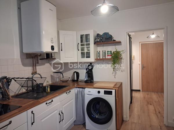 🚨🚨SAINT-LÔ – EN EXCLUSIVITE Appartement cosy, rénové avec goût, sans travaux à prévoir, à deux pas du centre-ville !
BIEN RARE – COUP DE CŒUR ASSURÉ !

😎À proximité immédiate des écoles, commerces et de toutes les commodités, aux abords du centre-ville de Saint-Lô, découvrez ce charmant appartement en copropriété, entièrement rénové avec goût et parfaitement entretenu.
Dès l'entrée, vous serez séduit par son ambiance cosy, douce et chaleureuse, sa décoration soignée et ses prestations de qualité. Un véritable cocon où il fait bon vivre, sans aucun travaux à prévoir !
L'appartement vous propose :
   ✅ • Une entrée donnant sur une agréable cuisine aménagée et équipée.
   ✅ • Une jolie salle d'eau moderne.
   ✅ • Un WC indépendant.
   ✅ • Dans le prolongement, un superbe salon-séjour lumineux, convivial et soigneusement décoré.
   ✅ • Un agréable coin TV, astucieusement séparé du séjour par une jolie arche, apportant caractère et charme à l'ensemble.
   ✅ • Un couloir dessert ensuite deux belles chambres ainsi qu'un dressing offrant un espace de rangement appréciable
   ✅ •  Appartement confortable =  un chauffage au gaz de ville et un plancher chauffant.
   ✅ •  DPE excellent  = classé C.

À l'extérieur, vous profiterez d'un petit balcon, parfait pour prendre l'air, son petit ☕ ou savourer un moment de tranquillité.
Côté pratique, l'appartement bénéficie également d'un garage privatif🏍️🛴🚗, ainsi qu'un espace séchage et d'une cave, idéale pour stocker et ranger vos affaires, au sous-sol.

🦋L'environnement saura également vous séduire : secteur calme, agréable et paisible, avec un joli paysage et une grande facilité de stationnement à proximité. 
🙏Un cadre de vie appréciable, tout en restant à seulement quelques minutes du centre-ville de Saint-Lô.🛴🛵
Un appartement prêt à vivre !
👩‍👧‍👦Que vous soyez jeune couple primo-accédant, retraité à la recherche d'un logement confortable ou investisseur souhaitant réaliser un placement locatif, ce bien offre de nombreuses possibilités.
Un appartement rénové avec goût, cosy, fonctionnel et sans travaux à prévoir, idéalement situé à deux pas du centre-ville de Saint-Lô.
😎Une opportunité rare sur le secteur : à découvrir sans tarder !

💰Prix 131 875€ FAI à la charge du vendeur
☎️07.65.67.70.58
📧s.gorregues@bskimmobilier.com

Les informations sur les risques auxquels ce bien est exposé sont disponibles sur le site Géorisques : www.georisques.gouv.fr
EI Stéphane Gorréguès
Mandataire indépendant en immobilier
Réseau BSK Immobilier
Immatriculé au RSAC de Coutances n 929936029000
#stephanegorreguesimmobilier
#opportunité #bienimmobilier #saint-lo
#stephanegorreguesbskimmobiliersaintloetenvirons