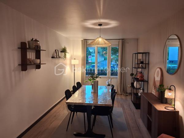 🚨🚨SAINT-LÔ – EN EXCLUSIVITE Appartement cosy, rénové avec goût, sans travaux à prévoir, à deux pas du centre-ville !
BIEN RARE – COUP DE CŒUR ASSURÉ !

😎À proximité immédiate des écoles, commerces et de toutes les commodités, aux abords du centre-ville de Saint-Lô, découvrez ce charmant appartement en copropriété, entièrement rénové avec goût et parfaitement entretenu.
Dès l'entrée, vous serez séduit par son ambiance cosy, douce et chaleureuse, sa décoration soignée et ses prestations de qualité. Un véritable cocon où il fait bon vivre, sans aucun travaux à prévoir !
L'appartement vous propose :
   ✅ • Une entrée donnant sur une agréable cuisine aménagée et équipée.
   ✅ • Une jolie salle d'eau moderne.
   ✅ • Un WC indépendant.
   ✅ • Dans le prolongement, un superbe salon-séjour lumineux, convivial et soigneusement décoré.
   ✅ • Un agréable coin TV, astucieusement séparé du séjour par une jolie arche, apportant caractère et charme à l'ensemble.
   ✅ • Un couloir dessert ensuite deux belles chambres ainsi qu'un dressing offrant un espace de rangement appréciable
   ✅ •  Appartement confortable =  un chauffage au gaz de ville et un plancher chauffant.
   ✅ •  DPE excellent  = classé C.

À l'extérieur, vous profiterez d'un petit balcon, parfait pour prendre l'air, son petit ☕ ou savourer un moment de tranquillité.
Côté pratique, l'appartement bénéficie également d'un garage privatif🏍️🛴🚗, ainsi qu'un espace séchage et d'une cave, idéale pour stocker et ranger vos affaires, au sous-sol.

🦋L'environnement saura également vous séduire : secteur calme, agréable et paisible, avec un joli paysage et une grande facilité de stationnement à proximité. 
🙏Un cadre de vie appréciable, tout en restant à seulement quelques minutes du centre-ville de Saint-Lô.🛴🛵
Un appartement prêt à vivre !
👩‍👧‍👦Que vous soyez jeune couple primo-accédant, retraité à la recherche d'un logement confortable ou investisseur souhaitant réaliser un placement locatif, ce bien offre de nombreuses possibilités.
Un appartement rénové avec goût, cosy, fonctionnel et sans travaux à prévoir, idéalement situé à deux pas du centre-ville de Saint-Lô.
😎Une opportunité rare sur le secteur : à découvrir sans tarder !

💰Prix 131 875€ FAI à la charge du vendeur
☎️07.65.67.70.58
📧s.gorregues@bskimmobilier.com

Les informations sur les risques auxquels ce bien est exposé sont disponibles sur le site Géorisques : www.georisques.gouv.fr
EI Stéphane Gorréguès
Mandataire indépendant en immobilier
Réseau BSK Immobilier
Immatriculé au RSAC de Coutances n 929936029000
#stephanegorreguesimmobilier
#opportunité #bienimmobilier #saint-lo
#stephanegorreguesbskimmobiliersaintloetenvirons