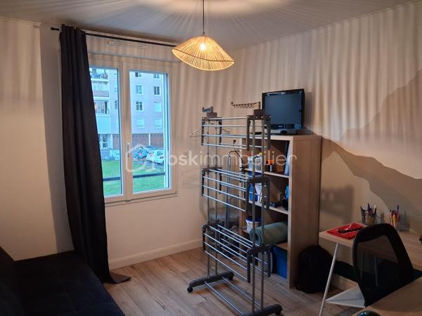 🚨🚨SAINT-LÔ – EN EXCLUSIVITE Appartement cosy, rénové avec goût, sans travaux à prévoir, à deux pas du centre-ville !
BIEN RARE – COUP DE CŒUR ASSURÉ !

😎À proximité immédiate des écoles, commerces et de toutes les commodités, aux abords du centre-ville de Saint-Lô, découvrez ce charmant appartement en copropriété, entièrement rénové avec goût et parfaitement entretenu.
Dès l'entrée, vous serez séduit par son ambiance cosy, douce et chaleureuse, sa décoration soignée et ses prestations de qualité. Un véritable cocon où il fait bon vivre, sans aucun travaux à prévoir !
L'appartement vous propose :
   ✅ • Une entrée donnant sur une agréable cuisine aménagée et équipée.
   ✅ • Une jolie salle d'eau moderne.
   ✅ • Un WC indépendant.
   ✅ • Dans le prolongement, un superbe salon-séjour lumineux, convivial et soigneusement décoré.
   ✅ • Un agréable coin TV, astucieusement séparé du séjour par une jolie arche, apportant caractère et charme à l'ensemble.
   ✅ • Un couloir dessert ensuite deux belles chambres ainsi qu'un dressing offrant un espace de rangement appréciable
   ✅ •  Appartement confortable =  un chauffage au gaz de ville et un plancher chauffant.
   ✅ •  DPE excellent  = classé C.

À l'extérieur, vous profiterez d'un petit balcon, parfait pour prendre l'air, son petit ☕ ou savourer un moment de tranquillité.
Côté pratique, l'appartement bénéficie également d'un garage privatif🏍️🛴🚗, ainsi qu'un espace séchage et d'une cave, idéale pour stocker et ranger vos affaires, au sous-sol.

🦋L'environnement saura également vous séduire : secteur calme, agréable et paisible, avec un joli paysage et une grande facilité de stationnement à proximité. 
🙏Un cadre de vie appréciable, tout en restant à seulement quelques minutes du centre-ville de Saint-Lô.🛴🛵
Un appartement prêt à vivre !
👩‍👧‍👦Que vous soyez jeune couple primo-accédant, retraité à la recherche d'un logement confortable ou investisseur souhaitant réaliser un placement locatif, ce bien offre de nombreuses possibilités.
Un appartement rénové avec goût, cosy, fonctionnel et sans travaux à prévoir, idéalement situé à deux pas du centre-ville de Saint-Lô.
😎Une opportunité rare sur le secteur : à découvrir sans tarder !

💰Prix 131 875€ FAI à la charge du vendeur
☎️07.65.67.70.58
📧s.gorregues@bskimmobilier.com

Les informations sur les risques auxquels ce bien est exposé sont disponibles sur le site Géorisques : www.georisques.gouv.fr
EI Stéphane Gorréguès
Mandataire indépendant en immobilier
Réseau BSK Immobilier
Immatriculé au RSAC de Coutances n 929936029000
#stephanegorreguesimmobilier
#opportunité #bienimmobilier #saint-lo
#stephanegorreguesbskimmobiliersaintloetenvirons