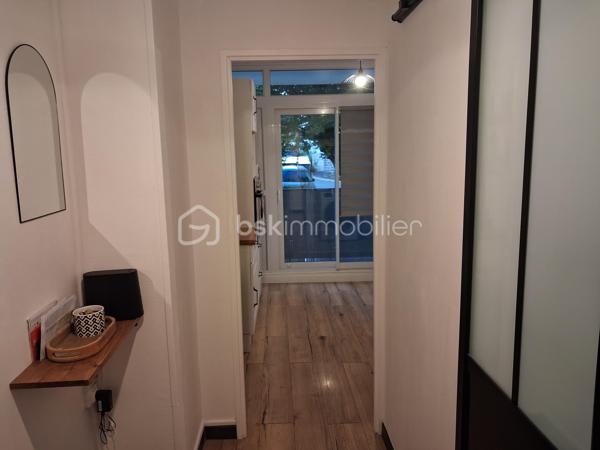 🚨🚨SAINT-LÔ – EN EXCLUSIVITE Appartement cosy, rénové avec goût, sans travaux à prévoir, à deux pas du centre-ville !
BIEN RARE – COUP DE CŒUR ASSURÉ !

😎À proximité immédiate des écoles, commerces et de toutes les commodités, aux abords du centre-ville de Saint-Lô, découvrez ce charmant appartement en copropriété, entièrement rénové avec goût et parfaitement entretenu.
Dès l'entrée, vous serez séduit par son ambiance cosy, douce et chaleureuse, sa décoration soignée et ses prestations de qualité. Un véritable cocon où il fait bon vivre, sans aucun travaux à prévoir !
L'appartement vous propose :
   ✅ • Une entrée donnant sur une agréable cuisine aménagée et équipée.
   ✅ • Une jolie salle d'eau moderne.
   ✅ • Un WC indépendant.
   ✅ • Dans le prolongement, un superbe salon-séjour lumineux, convivial et soigneusement décoré.
   ✅ • Un agréable coin TV, astucieusement séparé du séjour par une jolie arche, apportant caractère et charme à l'ensemble.
   ✅ • Un couloir dessert ensuite deux belles chambres ainsi qu'un dressing offrant un espace de rangement appréciable
   ✅ •  Appartement confortable =  un chauffage au gaz de ville et un plancher chauffant.
   ✅ •  DPE excellent  = classé C.

À l'extérieur, vous profiterez d'un petit balcon, parfait pour prendre l'air, son petit ☕ ou savourer un moment de tranquillité.
Côté pratique, l'appartement bénéficie également d'un garage privatif🏍️🛴🚗, ainsi qu'un espace séchage et d'une cave, idéale pour stocker et ranger vos affaires, au sous-sol.

🦋L'environnement saura également vous séduire : secteur calme, agréable et paisible, avec un joli paysage et une grande facilité de stationnement à proximité. 
🙏Un cadre de vie appréciable, tout en restant à seulement quelques minutes du centre-ville de Saint-Lô.🛴🛵
Un appartement prêt à vivre !
👩‍👧‍👦Que vous soyez jeune couple primo-accédant, retraité à la recherche d'un logement confortable ou investisseur souhaitant réaliser un placement locatif, ce bien offre de nombreuses possibilités.
Un appartement rénové avec goût, cosy, fonctionnel et sans travaux à prévoir, idéalement situé à deux pas du centre-ville de Saint-Lô.
😎Une opportunité rare sur le secteur : à découvrir sans tarder !

💰Prix 131 875€ FAI à la charge du vendeur
☎️07.65.67.70.58
📧s.gorregues@bskimmobilier.com

Les informations sur les risques auxquels ce bien est exposé sont disponibles sur le site Géorisques : www.georisques.gouv.fr
EI Stéphane Gorréguès
Mandataire indépendant en immobilier
Réseau BSK Immobilier
Immatriculé au RSAC de Coutances n 929936029000
#stephanegorreguesimmobilier
#opportunité #bienimmobilier #saint-lo
#stephanegorreguesbskimmobiliersaintloetenvirons