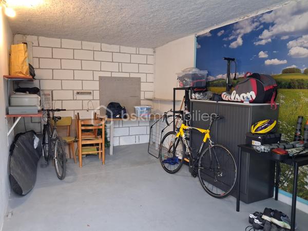 🚨🚨SAINT-LÔ – EN EXCLUSIVITE Appartement cosy, rénové avec goût, sans travaux à prévoir, à deux pas du centre-ville !
BIEN RARE – COUP DE CŒUR ASSURÉ !

😎À proximité immédiate des écoles, commerces et de toutes les commodités, aux abords du centre-ville de Saint-Lô, découvrez ce charmant appartement en copropriété, entièrement rénové avec goût et parfaitement entretenu.
Dès l'entrée, vous serez séduit par son ambiance cosy, douce et chaleureuse, sa décoration soignée et ses prestations de qualité. Un véritable cocon où il fait bon vivre, sans aucun travaux à prévoir !
L'appartement vous propose :
   ✅ • Une entrée donnant sur une agréable cuisine aménagée et équipée.
   ✅ • Une jolie salle d'eau moderne.
   ✅ • Un WC indépendant.
   ✅ • Dans le prolongement, un superbe salon-séjour lumineux, convivial et soigneusement décoré.
   ✅ • Un agréable coin TV, astucieusement séparé du séjour par une jolie arche, apportant caractère et charme à l'ensemble.
   ✅ • Un couloir dessert ensuite deux belles chambres ainsi qu'un dressing offrant un espace de rangement appréciable
   ✅ •  Appartement confortable =  un chauffage au gaz de ville et un plancher chauffant.
   ✅ •  DPE excellent  = classé C.

À l'extérieur, vous profiterez d'un petit balcon, parfait pour prendre l'air, son petit ☕ ou savourer un moment de tranquillité.
Côté pratique, l'appartement bénéficie également d'un garage privatif🏍️🛴🚗, ainsi qu'un espace séchage et d'une cave, idéale pour stocker et ranger vos affaires, au sous-sol.

🦋L'environnement saura également vous séduire : secteur calme, agréable et paisible, avec un joli paysage et une grande facilité de stationnement à proximité. 
🙏Un cadre de vie appréciable, tout en restant à seulement quelques minutes du centre-ville de Saint-Lô.🛴🛵
Un appartement prêt à vivre !
👩‍👧‍👦Que vous soyez jeune couple primo-accédant, retraité à la recherche d'un logement confortable ou investisseur souhaitant réaliser un placement locatif, ce bien offre de nombreuses possibilités.
Un appartement rénové avec goût, cosy, fonctionnel et sans travaux à prévoir, idéalement situé à deux pas du centre-ville de Saint-Lô.
😎Une opportunité rare sur le secteur : à découvrir sans tarder !

💰Prix 131 875€ FAI à la charge du vendeur
☎️07.65.67.70.58
📧s.gorregues@bskimmobilier.com

Les informations sur les risques auxquels ce bien est exposé sont disponibles sur le site Géorisques : www.georisques.gouv.fr
EI Stéphane Gorréguès
Mandataire indépendant en immobilier
Réseau BSK Immobilier
Immatriculé au RSAC de Coutances n 929936029000
#stephanegorreguesimmobilier
#opportunité #bienimmobilier #saint-lo
#stephanegorreguesbskimmobiliersaintloetenvirons