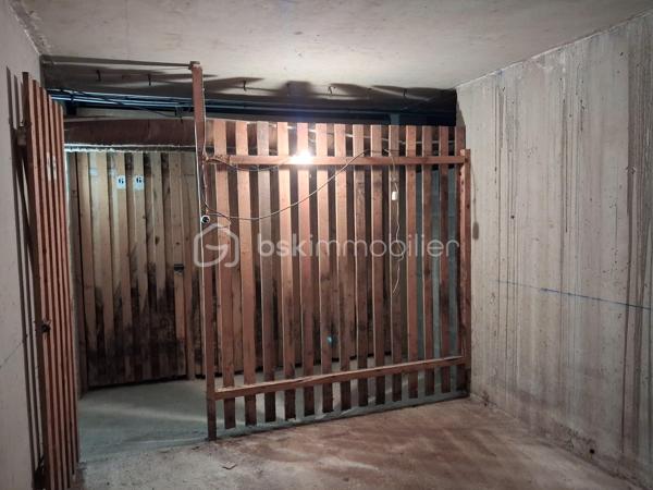 🚨🚨SAINT-LÔ – EN EXCLUSIVITE Appartement cosy, rénové avec goût, sans travaux à prévoir, à deux pas du centre-ville !
BIEN RARE – COUP DE CŒUR ASSURÉ !

😎À proximité immédiate des écoles, commerces et de toutes les commodités, aux abords du centre-ville de Saint-Lô, découvrez ce charmant appartement en copropriété, entièrement rénové avec goût et parfaitement entretenu.
Dès l'entrée, vous serez séduit par son ambiance cosy, douce et chaleureuse, sa décoration soignée et ses prestations de qualité. Un véritable cocon où il fait bon vivre, sans aucun travaux à prévoir !
L'appartement vous propose :
   ✅ • Une entrée donnant sur une agréable cuisine aménagée et équipée.
   ✅ • Une jolie salle d'eau moderne.
   ✅ • Un WC indépendant.
   ✅ • Dans le prolongement, un superbe salon-séjour lumineux, convivial et soigneusement décoré.
   ✅ • Un agréable coin TV, astucieusement séparé du séjour par une jolie arche, apportant caractère et charme à l'ensemble.
   ✅ • Un couloir dessert ensuite deux belles chambres ainsi qu'un dressing offrant un espace de rangement appréciable
   ✅ •  Appartement confortable =  un chauffage au gaz de ville et un plancher chauffant.
   ✅ •  DPE excellent  = classé C.

À l'extérieur, vous profiterez d'un petit balcon, parfait pour prendre l'air, son petit ☕ ou savourer un moment de tranquillité.
Côté pratique, l'appartement bénéficie également d'un garage privatif🏍️🛴🚗, ainsi qu'un espace séchage et d'une cave, idéale pour stocker et ranger vos affaires, au sous-sol.

🦋L'environnement saura également vous séduire : secteur calme, agréable et paisible, avec un joli paysage et une grande facilité de stationnement à proximité. 
🙏Un cadre de vie appréciable, tout en restant à seulement quelques minutes du centre-ville de Saint-Lô.🛴🛵
Un appartement prêt à vivre !
👩‍👧‍👦Que vous soyez jeune couple primo-accédant, retraité à la recherche d'un logement confortable ou investisseur souhaitant réaliser un placement locatif, ce bien offre de nombreuses possibilités.
Un appartement rénové avec goût, cosy, fonctionnel et sans travaux à prévoir, idéalement situé à deux pas du centre-ville de Saint-Lô.
😎Une opportunité rare sur le secteur : à découvrir sans tarder !

💰Prix 131 875€ FAI à la charge du vendeur
☎️07.65.67.70.58
📧s.gorregues@bskimmobilier.com

Les informations sur les risques auxquels ce bien est exposé sont disponibles sur le site Géorisques : www.georisques.gouv.fr
EI Stéphane Gorréguès
Mandataire indépendant en immobilier
Réseau BSK Immobilier
Immatriculé au RSAC de Coutances n 929936029000
#stephanegorreguesimmobilier
#opportunité #bienimmobilier #saint-lo
#stephanegorreguesbskimmobiliersaintloetenvirons