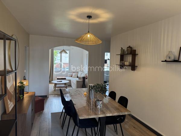 🚨🚨SAINT-LÔ – EN EXCLUSIVITE Appartement cosy, rénové avec goût, sans travaux à prévoir, à deux pas du centre-ville !
BIEN RARE – COUP DE CŒUR ASSURÉ !

😎À proximité immédiate des écoles, commerces et de toutes les commodités, aux abords du centre-ville de Saint-Lô, découvrez ce charmant appartement en copropriété, entièrement rénové avec goût et parfaitement entretenu.
Dès l'entrée, vous serez séduit par son ambiance cosy, douce et chaleureuse, sa décoration soignée et ses prestations de qualité. Un véritable cocon où il fait bon vivre, sans aucun travaux à prévoir !
L'appartement vous propose :
   ✅ • Une entrée donnant sur une agréable cuisine aménagée et équipée.
   ✅ • Une jolie salle d'eau moderne.
   ✅ • Un WC indépendant.
   ✅ • Dans le prolongement, un superbe salon-séjour lumineux, convivial et soigneusement décoré.
   ✅ • Un agréable coin TV, astucieusement séparé du séjour par une jolie arche, apportant caractère et charme à l'ensemble.
   ✅ • Un couloir dessert ensuite deux belles chambres ainsi qu'un dressing offrant un espace de rangement appréciable
   ✅ •  Appartement confortable =  un chauffage au gaz de ville et un plancher chauffant.
   ✅ •  DPE excellent  = classé C.

À l'extérieur, vous profiterez d'un petit balcon, parfait pour prendre l'air, son petit ☕ ou savourer un moment de tranquillité.
Côté pratique, l'appartement bénéficie également d'un garage privatif🏍️🛴🚗, ainsi qu'un espace séchage et d'une cave, idéale pour stocker et ranger vos affaires, au sous-sol.

🦋L'environnement saura également vous séduire : secteur calme, agréable et paisible, avec un joli paysage et une grande facilité de stationnement à proximité. 
🙏Un cadre de vie appréciable, tout en restant à seulement quelques minutes du centre-ville de Saint-Lô.🛴🛵
Un appartement prêt à vivre !
👩‍👧‍👦Que vous soyez jeune couple primo-accédant, retraité à la recherche d'un logement confortable ou investisseur souhaitant réaliser un placement locatif, ce bien offre de nombreuses possibilités.
Un appartement rénové avec goût, cosy, fonctionnel et sans travaux à prévoir, idéalement situé à deux pas du centre-ville de Saint-Lô.
😎Une opportunité rare sur le secteur : à découvrir sans tarder !

💰Prix 131 875€ FAI à la charge du vendeur
☎️07.65.67.70.58
📧s.gorregues@bskimmobilier.com

Les informations sur les risques auxquels ce bien est exposé sont disponibles sur le site Géorisques : www.georisques.gouv.fr
EI Stéphane Gorréguès
Mandataire indépendant en immobilier
Réseau BSK Immobilier
Immatriculé au RSAC de Coutances n 929936029000
#stephanegorreguesimmobilier
#opportunité #bienimmobilier #saint-lo
#stephanegorreguesbskimmobiliersaintloetenvirons