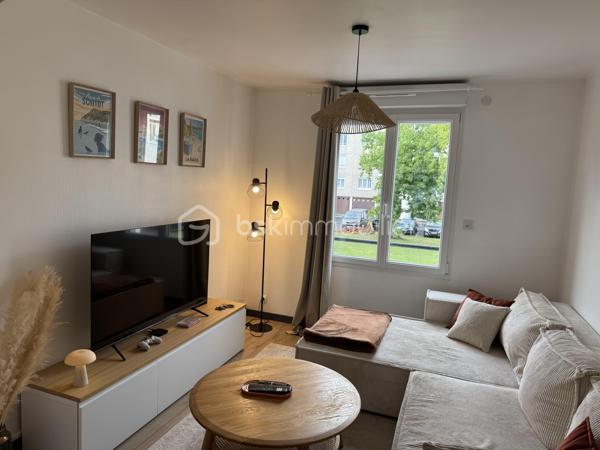 🚨🚨SAINT-LÔ – EN EXCLUSIVITE Appartement cosy, rénové avec goût, sans travaux à prévoir, à deux pas du centre-ville !
BIEN RARE – COUP DE CŒUR ASSURÉ !

😎À proximité immédiate des écoles, commerces et de toutes les commodités, aux abords du centre-ville de Saint-Lô, découvrez ce charmant appartement en copropriété, entièrement rénové avec goût et parfaitement entretenu.
Dès l'entrée, vous serez séduit par son ambiance cosy, douce et chaleureuse, sa décoration soignée et ses prestations de qualité. Un véritable cocon où il fait bon vivre, sans aucun travaux à prévoir !
L'appartement vous propose :
   ✅ • Une entrée donnant sur une agréable cuisine aménagée et équipée.
   ✅ • Une jolie salle d'eau moderne.
   ✅ • Un WC indépendant.
   ✅ • Dans le prolongement, un superbe salon-séjour lumineux, convivial et soigneusement décoré.
   ✅ • Un agréable coin TV, astucieusement séparé du séjour par une jolie arche, apportant caractère et charme à l'ensemble.
   ✅ • Un couloir dessert ensuite deux belles chambres ainsi qu'un dressing offrant un espace de rangement appréciable
   ✅ •  Appartement confortable =  un chauffage au gaz de ville et un plancher chauffant.
   ✅ •  DPE excellent  = classé C.

À l'extérieur, vous profiterez d'un petit balcon, parfait pour prendre l'air, son petit ☕ ou savourer un moment de tranquillité.
Côté pratique, l'appartement bénéficie également d'un garage privatif🏍️🛴🚗, ainsi qu'un espace séchage et d'une cave, idéale pour stocker et ranger vos affaires, au sous-sol.

🦋L'environnement saura également vous séduire : secteur calme, agréable et paisible, avec un joli paysage et une grande facilité de stationnement à proximité. 
🙏Un cadre de vie appréciable, tout en restant à seulement quelques minutes du centre-ville de Saint-Lô.🛴🛵
Un appartement prêt à vivre !
👩‍👧‍👦Que vous soyez jeune couple primo-accédant, retraité à la recherche d'un logement confortable ou investisseur souhaitant réaliser un placement locatif, ce bien offre de nombreuses possibilités.
Un appartement rénové avec goût, cosy, fonctionnel et sans travaux à prévoir, idéalement situé à deux pas du centre-ville de Saint-Lô.
😎Une opportunité rare sur le secteur : à découvrir sans tarder !

💰Prix 131 875€ FAI à la charge du vendeur
☎️07.65.67.70.58
📧s.gorregues@bskimmobilier.com

Les informations sur les risques auxquels ce bien est exposé sont disponibles sur le site Géorisques : www.georisques.gouv.fr
EI Stéphane Gorréguès
Mandataire indépendant en immobilier
Réseau BSK Immobilier
Immatriculé au RSAC de Coutances n 929936029000
#stephanegorreguesimmobilier
#opportunité #bienimmobilier #saint-lo
#stephanegorreguesbskimmobiliersaintloetenvirons