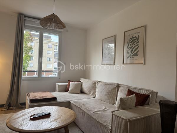 🚨🚨SAINT-LÔ – EN EXCLUSIVITE Appartement cosy, rénové avec goût, sans travaux à prévoir, à deux pas du centre-ville !
BIEN RARE – COUP DE CŒUR ASSURÉ !

😎À proximité immédiate des écoles, commerces et de toutes les commodités, aux abords du centre-ville de Saint-Lô, découvrez ce charmant appartement en copropriété, entièrement rénové avec goût et parfaitement entretenu.
Dès l'entrée, vous serez séduit par son ambiance cosy, douce et chaleureuse, sa décoration soignée et ses prestations de qualité. Un véritable cocon où il fait bon vivre, sans aucun travaux à prévoir !
L'appartement vous propose :
   ✅ • Une entrée donnant sur une agréable cuisine aménagée et équipée.
   ✅ • Une jolie salle d'eau moderne.
   ✅ • Un WC indépendant.
   ✅ • Dans le prolongement, un superbe salon-séjour lumineux, convivial et soigneusement décoré.
   ✅ • Un agréable coin TV, astucieusement séparé du séjour par une jolie arche, apportant caractère et charme à l'ensemble.
   ✅ • Un couloir dessert ensuite deux belles chambres ainsi qu'un dressing offrant un espace de rangement appréciable
   ✅ •  Appartement confortable =  un chauffage au gaz de ville et un plancher chauffant.
   ✅ •  DPE excellent  = classé C.

À l'extérieur, vous profiterez d'un petit balcon, parfait pour prendre l'air, son petit ☕ ou savourer un moment de tranquillité.
Côté pratique, l'appartement bénéficie également d'un garage privatif🏍️🛴🚗, ainsi qu'un espace séchage et d'une cave, idéale pour stocker et ranger vos affaires, au sous-sol.

🦋L'environnement saura également vous séduire : secteur calme, agréable et paisible, avec un joli paysage et une grande facilité de stationnement à proximité. 
🙏Un cadre de vie appréciable, tout en restant à seulement quelques minutes du centre-ville de Saint-Lô.🛴🛵
Un appartement prêt à vivre !
👩‍👧‍👦Que vous soyez jeune couple primo-accédant, retraité à la recherche d'un logement confortable ou investisseur souhaitant réaliser un placement locatif, ce bien offre de nombreuses possibilités.
Un appartement rénové avec goût, cosy, fonctionnel et sans travaux à prévoir, idéalement situé à deux pas du centre-ville de Saint-Lô.
😎Une opportunité rare sur le secteur : à découvrir sans tarder !

💰Prix 131 875€ FAI à la charge du vendeur
☎️07.65.67.70.58
📧s.gorregues@bskimmobilier.com

Les informations sur les risques auxquels ce bien est exposé sont disponibles sur le site Géorisques : www.georisques.gouv.fr
EI Stéphane Gorréguès
Mandataire indépendant en immobilier
Réseau BSK Immobilier
Immatriculé au RSAC de Coutances n 929936029000
#stephanegorreguesimmobilier
#opportunité #bienimmobilier #saint-lo
#stephanegorreguesbskimmobiliersaintloetenvirons