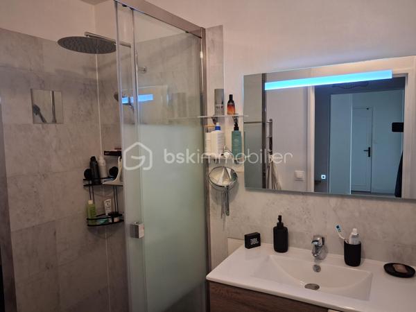 🚨🚨SAINT-LÔ – EN EXCLUSIVITE Appartement cosy, rénové avec goût, sans travaux à prévoir, à deux pas du centre-ville !
BIEN RARE – COUP DE CŒUR ASSURÉ !

😎À proximité immédiate des écoles, commerces et de toutes les commodités, aux abords du centre-ville de Saint-Lô, découvrez ce charmant appartement en copropriété, entièrement rénové avec goût et parfaitement entretenu.
Dès l'entrée, vous serez séduit par son ambiance cosy, douce et chaleureuse, sa décoration soignée et ses prestations de qualité. Un véritable cocon où il fait bon vivre, sans aucun travaux à prévoir !
L'appartement vous propose :
   ✅ • Une entrée donnant sur une agréable cuisine aménagée et équipée.
   ✅ • Une jolie salle d'eau moderne.
   ✅ • Un WC indépendant.
   ✅ • Dans le prolongement, un superbe salon-séjour lumineux, convivial et soigneusement décoré.
   ✅ • Un agréable coin TV, astucieusement séparé du séjour par une jolie arche, apportant caractère et charme à l'ensemble.
   ✅ • Un couloir dessert ensuite deux belles chambres ainsi qu'un dressing offrant un espace de rangement appréciable
   ✅ •  Appartement confortable =  un chauffage au gaz de ville et un plancher chauffant.
   ✅ •  DPE excellent  = classé C.

À l'extérieur, vous profiterez d'un petit balcon, parfait pour prendre l'air, son petit ☕ ou savourer un moment de tranquillité.
Côté pratique, l'appartement bénéficie également d'un garage privatif🏍️🛴🚗, ainsi qu'un espace séchage et d'une cave, idéale pour stocker et ranger vos affaires, au sous-sol.

🦋L'environnement saura également vous séduire : secteur calme, agréable et paisible, avec un joli paysage et une grande facilité de stationnement à proximité. 
🙏Un cadre de vie appréciable, tout en restant à seulement quelques minutes du centre-ville de Saint-Lô.🛴🛵
Un appartement prêt à vivre !
👩‍👧‍👦Que vous soyez jeune couple primo-accédant, retraité à la recherche d'un logement confortable ou investisseur souhaitant réaliser un placement locatif, ce bien offre de nombreuses possibilités.
Un appartement rénové avec goût, cosy, fonctionnel et sans travaux à prévoir, idéalement situé à deux pas du centre-ville de Saint-Lô.
😎Une opportunité rare sur le secteur : à découvrir sans tarder !

💰Prix 131 875€ FAI à la charge du vendeur
☎️07.65.67.70.58
📧s.gorregues@bskimmobilier.com

Les informations sur les risques auxquels ce bien est exposé sont disponibles sur le site Géorisques : www.georisques.gouv.fr
EI Stéphane Gorréguès
Mandataire indépendant en immobilier
Réseau BSK Immobilier
Immatriculé au RSAC de Coutances n 929936029000
#stephanegorreguesimmobilier
#opportunité #bienimmobilier #saint-lo
#stephanegorreguesbskimmobiliersaintloetenvirons