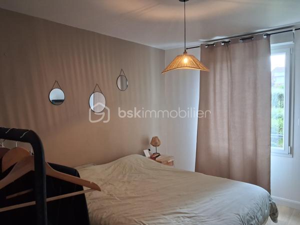 🚨🚨SAINT-LÔ – EN EXCLUSIVITE Appartement cosy, rénové avec goût, sans travaux à prévoir, à deux pas du centre-ville !
BIEN RARE – COUP DE CŒUR ASSURÉ !

😎À proximité immédiate des écoles, commerces et de toutes les commodités, aux abords du centre-ville de Saint-Lô, découvrez ce charmant appartement en copropriété, entièrement rénové avec goût et parfaitement entretenu.
Dès l'entrée, vous serez séduit par son ambiance cosy, douce et chaleureuse, sa décoration soignée et ses prestations de qualité. Un véritable cocon où il fait bon vivre, sans aucun travaux à prévoir !
L'appartement vous propose :
   ✅ • Une entrée donnant sur une agréable cuisine aménagée et équipée.
   ✅ • Une jolie salle d'eau moderne.
   ✅ • Un WC indépendant.
   ✅ • Dans le prolongement, un superbe salon-séjour lumineux, convivial et soigneusement décoré.
   ✅ • Un agréable coin TV, astucieusement séparé du séjour par une jolie arche, apportant caractère et charme à l'ensemble.
   ✅ • Un couloir dessert ensuite deux belles chambres ainsi qu'un dressing offrant un espace de rangement appréciable
   ✅ •  Appartement confortable =  un chauffage au gaz de ville et un plancher chauffant.
   ✅ •  DPE excellent  = classé C.

À l'extérieur, vous profiterez d'un petit balcon, parfait pour prendre l'air, son petit ☕ ou savourer un moment de tranquillité.
Côté pratique, l'appartement bénéficie également d'un garage privatif🏍️🛴🚗, ainsi qu'un espace séchage et d'une cave, idéale pour stocker et ranger vos affaires, au sous-sol.

🦋L'environnement saura également vous séduire : secteur calme, agréable et paisible, avec un joli paysage et une grande facilité de stationnement à proximité. 
🙏Un cadre de vie appréciable, tout en restant à seulement quelques minutes du centre-ville de Saint-Lô.🛴🛵
Un appartement prêt à vivre !
👩‍👧‍👦Que vous soyez jeune couple primo-accédant, retraité à la recherche d'un logement confortable ou investisseur souhaitant réaliser un placement locatif, ce bien offre de nombreuses possibilités.
Un appartement rénové avec goût, cosy, fonctionnel et sans travaux à prévoir, idéalement situé à deux pas du centre-ville de Saint-Lô.
😎Une opportunité rare sur le secteur : à découvrir sans tarder !

💰Prix 131 875€ FAI à la charge du vendeur
☎️07.65.67.70.58
📧s.gorregues@bskimmobilier.com

Les informations sur les risques auxquels ce bien est exposé sont disponibles sur le site Géorisques : www.georisques.gouv.fr
EI Stéphane Gorréguès
Mandataire indépendant en immobilier
Réseau BSK Immobilier
Immatriculé au RSAC de Coutances n 929936029000
#stephanegorreguesimmobilier
#opportunité #bienimmobilier #saint-lo
#stephanegorreguesbskimmobiliersaintloetenvirons