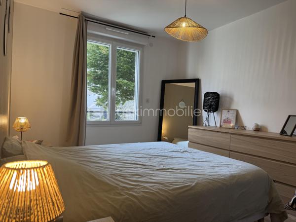 🚨🚨SAINT-LÔ – EN EXCLUSIVITE Appartement cosy, rénové avec goût, sans travaux à prévoir, à deux pas du centre-ville !
BIEN RARE – COUP DE CŒUR ASSURÉ !

😎À proximité immédiate des écoles, commerces et de toutes les commodités, aux abords du centre-ville de Saint-Lô, découvrez ce charmant appartement en copropriété, entièrement rénové avec goût et parfaitement entretenu.
Dès l'entrée, vous serez séduit par son ambiance cosy, douce et chaleureuse, sa décoration soignée et ses prestations de qualité. Un véritable cocon où il fait bon vivre, sans aucun travaux à prévoir !
L'appartement vous propose :
   ✅ • Une entrée donnant sur une agréable cuisine aménagée et équipée.
   ✅ • Une jolie salle d'eau moderne.
   ✅ • Un WC indépendant.
   ✅ • Dans le prolongement, un superbe salon-séjour lumineux, convivial et soigneusement décoré.
   ✅ • Un agréable coin TV, astucieusement séparé du séjour par une jolie arche, apportant caractère et charme à l'ensemble.
   ✅ • Un couloir dessert ensuite deux belles chambres ainsi qu'un dressing offrant un espace de rangement appréciable
   ✅ •  Appartement confortable =  un chauffage au gaz de ville et un plancher chauffant.
   ✅ •  DPE excellent  = classé C.

À l'extérieur, vous profiterez d'un petit balcon, parfait pour prendre l'air, son petit ☕ ou savourer un moment de tranquillité.
Côté pratique, l'appartement bénéficie également d'un garage privatif🏍️🛴🚗, ainsi qu'un espace séchage et d'une cave, idéale pour stocker et ranger vos affaires, au sous-sol.

🦋L'environnement saura également vous séduire : secteur calme, agréable et paisible, avec un joli paysage et une grande facilité de stationnement à proximité. 
🙏Un cadre de vie appréciable, tout en restant à seulement quelques minutes du centre-ville de Saint-Lô.🛴🛵
Un appartement prêt à vivre !
👩‍👧‍👦Que vous soyez jeune couple primo-accédant, retraité à la recherche d'un logement confortable ou investisseur souhaitant réaliser un placement locatif, ce bien offre de nombreuses possibilités.
Un appartement rénové avec goût, cosy, fonctionnel et sans travaux à prévoir, idéalement situé à deux pas du centre-ville de Saint-Lô.
😎Une opportunité rare sur le secteur : à découvrir sans tarder !

💰Prix 131 875€ FAI à la charge du vendeur
☎️07.65.67.70.58
📧s.gorregues@bskimmobilier.com

Les informations sur les risques auxquels ce bien est exposé sont disponibles sur le site Géorisques : www.georisques.gouv.fr
EI Stéphane Gorréguès
Mandataire indépendant en immobilier
Réseau BSK Immobilier
Immatriculé au RSAC de Coutances n 929936029000
#stephanegorreguesimmobilier
#opportunité #bienimmobilier #saint-lo
#stephanegorreguesbskimmobiliersaintloetenvirons