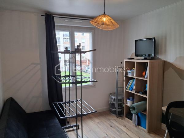 🚨🚨SAINT-LÔ – EN EXCLUSIVITE Appartement cosy, rénové avec goût, sans travaux à prévoir, à deux pas du centre-ville !
BIEN RARE – COUP DE CŒUR ASSURÉ !

😎À proximité immédiate des écoles, commerces et de toutes les commodités, aux abords du centre-ville de Saint-Lô, découvrez ce charmant appartement en copropriété, entièrement rénové avec goût et parfaitement entretenu.
Dès l'entrée, vous serez séduit par son ambiance cosy, douce et chaleureuse, sa décoration soignée et ses prestations de qualité. Un véritable cocon où il fait bon vivre, sans aucun travaux à prévoir !
L'appartement vous propose :
   ✅ • Une entrée donnant sur une agréable cuisine aménagée et équipée.
   ✅ • Une jolie salle d'eau moderne.
   ✅ • Un WC indépendant.
   ✅ • Dans le prolongement, un superbe salon-séjour lumineux, convivial et soigneusement décoré.
   ✅ • Un agréable coin TV, astucieusement séparé du séjour par une jolie arche, apportant caractère et charme à l'ensemble.
   ✅ • Un couloir dessert ensuite deux belles chambres ainsi qu'un dressing offrant un espace de rangement appréciable
   ✅ •  Appartement confortable =  un chauffage au gaz de ville et un plancher chauffant.
   ✅ •  DPE excellent  = classé C.

À l'extérieur, vous profiterez d'un petit balcon, parfait pour prendre l'air, son petit ☕ ou savourer un moment de tranquillité.
Côté pratique, l'appartement bénéficie également d'un garage privatif🏍️🛴🚗, ainsi qu'un espace séchage et d'une cave, idéale pour stocker et ranger vos affaires, au sous-sol.

🦋L'environnement saura également vous séduire : secteur calme, agréable et paisible, avec un joli paysage et une grande facilité de stationnement à proximité. 
🙏Un cadre de vie appréciable, tout en restant à seulement quelques minutes du centre-ville de Saint-Lô.🛴🛵
Un appartement prêt à vivre !
👩‍👧‍👦Que vous soyez jeune couple primo-accédant, retraité à la recherche d'un logement confortable ou investisseur souhaitant réaliser un placement locatif, ce bien offre de nombreuses possibilités.
Un appartement rénové avec goût, cosy, fonctionnel et sans travaux à prévoir, idéalement situé à deux pas du centre-ville de Saint-Lô.
😎Une opportunité rare sur le secteur : à découvrir sans tarder !

💰Prix 131 875€ FAI à la charge du vendeur
☎️07.65.67.70.58
📧s.gorregues@bskimmobilier.com

Les informations sur les risques auxquels ce bien est exposé sont disponibles sur le site Géorisques : www.georisques.gouv.fr
EI Stéphane Gorréguès
Mandataire indépendant en immobilier
Réseau BSK Immobilier
Immatriculé au RSAC de Coutances n 929936029000
#stephanegorreguesimmobilier
#opportunité #bienimmobilier #saint-lo
#stephanegorreguesbskimmobiliersaintloetenvirons