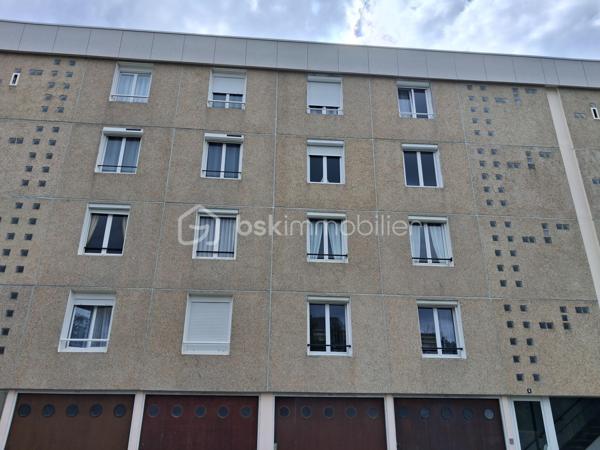 🚨🚨SAINT-LÔ – EN EXCLUSIVITE Appartement cosy, rénové avec goût, sans travaux à prévoir, à deux pas du centre-ville !
BIEN RARE – COUP DE CŒUR ASSURÉ !

😎À proximité immédiate des écoles, commerces et de toutes les commodités, aux abords du centre-ville de Saint-Lô, découvrez ce charmant appartement en copropriété, entièrement rénové avec goût et parfaitement entretenu.
Dès l'entrée, vous serez séduit par son ambiance cosy, douce et chaleureuse, sa décoration soignée et ses prestations de qualité. Un véritable cocon où il fait bon vivre, sans aucun travaux à prévoir !
L'appartement vous propose :
   ✅ • Une entrée donnant sur une agréable cuisine aménagée et équipée.
   ✅ • Une jolie salle d'eau moderne.
   ✅ • Un WC indépendant.
   ✅ • Dans le prolongement, un superbe salon-séjour lumineux, convivial et soigneusement décoré.
   ✅ • Un agréable coin TV, astucieusement séparé du séjour par une jolie arche, apportant caractère et charme à l'ensemble.
   ✅ • Un couloir dessert ensuite deux belles chambres ainsi qu'un dressing offrant un espace de rangement appréciable
   ✅ •  Appartement confortable =  un chauffage au gaz de ville et un plancher chauffant.
   ✅ •  DPE excellent  = classé C.

À l'extérieur, vous profiterez d'un petit balcon, parfait pour prendre l'air, son petit ☕ ou savourer un moment de tranquillité.
Côté pratique, l'appartement bénéficie également d'un garage privatif🏍️🛴🚗, ainsi qu'un espace séchage et d'une cave, idéale pour stocker et ranger vos affaires, au sous-sol.

🦋L'environnement saura également vous séduire : secteur calme, agréable et paisible, avec un joli paysage et une grande facilité de stationnement à proximité. 
🙏Un cadre de vie appréciable, tout en restant à seulement quelques minutes du centre-ville de Saint-Lô.🛴🛵
Un appartement prêt à vivre !
👩‍👧‍👦Que vous soyez jeune couple primo-accédant, retraité à la recherche d'un logement confortable ou investisseur souhaitant réaliser un placement locatif, ce bien offre de nombreuses possibilités.
Un appartement rénové avec goût, cosy, fonctionnel et sans travaux à prévoir, idéalement situé à deux pas du centre-ville de Saint-Lô.
😎Une opportunité rare sur le secteur : à découvrir sans tarder !

💰Prix 131 875€ FAI à la charge du vendeur
☎️07.65.67.70.58
📧s.gorregues@bskimmobilier.com

Les informations sur les risques auxquels ce bien est exposé sont disponibles sur le site Géorisques : www.georisques.gouv.fr
EI Stéphane Gorréguès
Mandataire indépendant en immobilier
Réseau BSK Immobilier
Immatriculé au RSAC de Coutances n 929936029000
#stephanegorreguesimmobilier
#opportunité #bienimmobilier #saint-lo
#stephanegorreguesbskimmobiliersaintloetenvirons