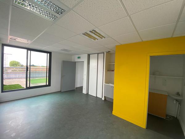 Bureaux à louer 36 m² 3 étage avec ascenseur et terrasse privative, La Rochelle