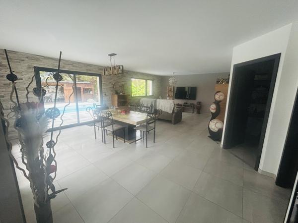 PROCHE DELLE, SUPERBE MAISON PLAIN-PIED DE 105 M2 AVEC PISCINE !
