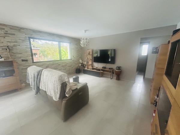 PROCHE DELLE, SUPERBE MAISON PLAIN-PIED DE 105 M2 AVEC PISCINE !