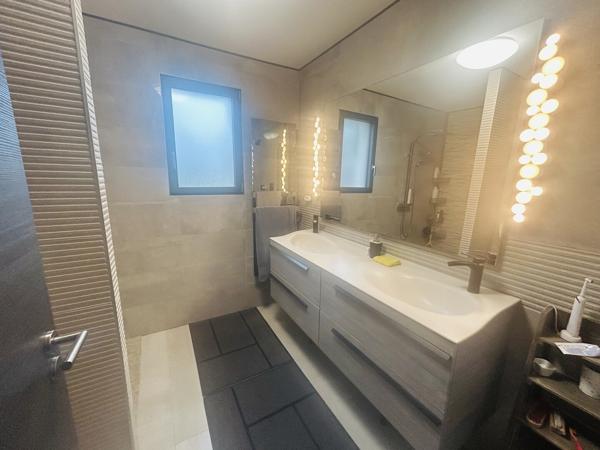 PROCHE DELLE, SUPERBE MAISON PLAIN-PIED DE 105 M2 AVEC PISCINE !