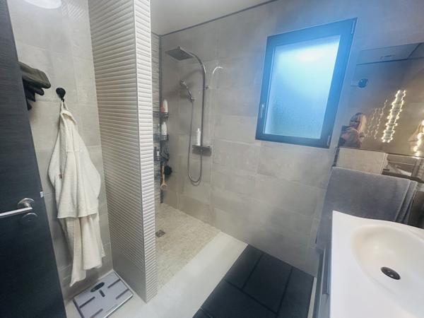 PROCHE DELLE, SUPERBE MAISON PLAIN-PIED DE 105 M2 AVEC PISCINE !