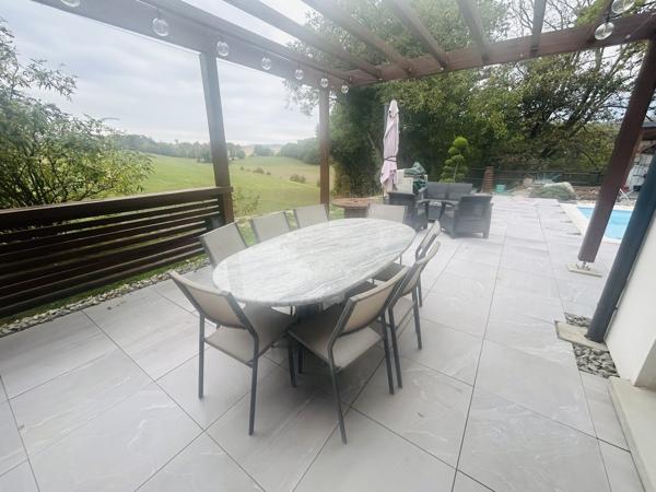 PROCHE DELLE, SUPERBE MAISON PLAIN-PIED DE 105 M2 AVEC PISCINE !
