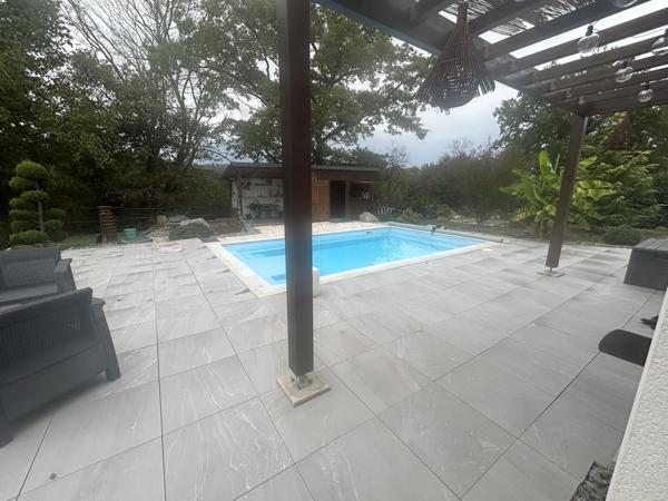 PROCHE DELLE, SUPERBE MAISON PLAIN-PIED DE 105 M2 AVEC PISCINE !