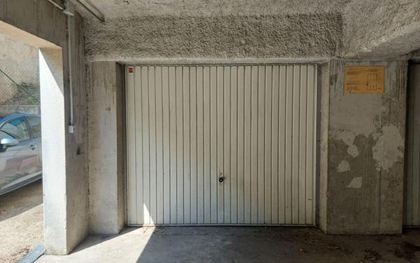 Stationnement à louer    Melun