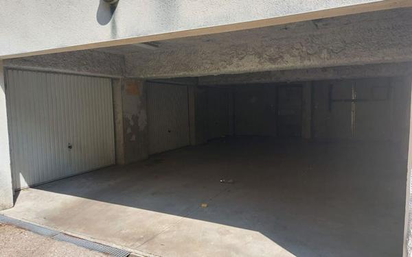 Stationnement à louer    Melun