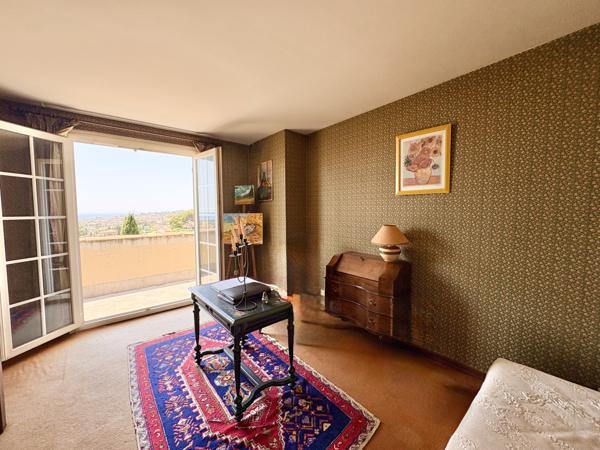 Maison
                                                                                                                                                                                                                                                                                                                        6 pièce(s)                                                                                                                                                                                                          5 chambre(s)                                                                                                                                                                                                          231  m²
