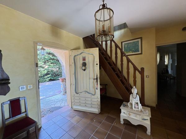 Maison
                                                                                                                                                                                                                                                                                                                        6 pièce(s)                                                                                                                                                                                                          5 chambre(s)                                                                                                                                                                                                          231  m²