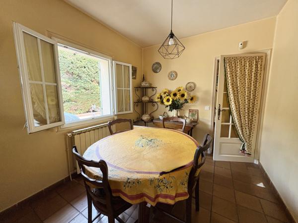 Maison
                                                                                                                                                                                                                                                                                                                        6 pièce(s)                                                                                                                                                                                                          5 chambre(s)                                                                                                                                                                                                          231  m²