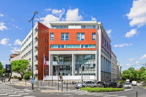 Bureaux à vendre ou à louer à Colombes avec parking et vue dégagée