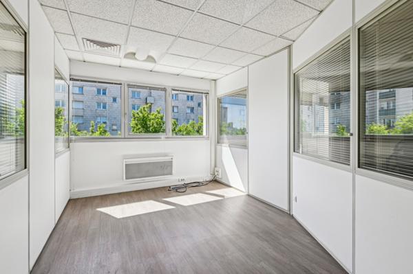 Bureaux à vendre ou à louer à Colombes avec parking et vue dégagée