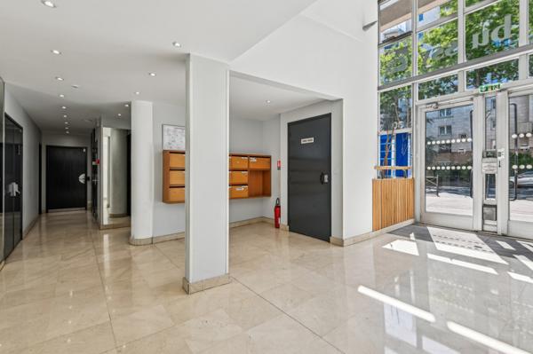 Bureaux à vendre ou à louer à Colombes avec parking et vue dégagée
