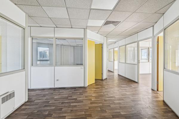 Bureaux à vendre ou à louer à Colombes avec parking et vue dégagée