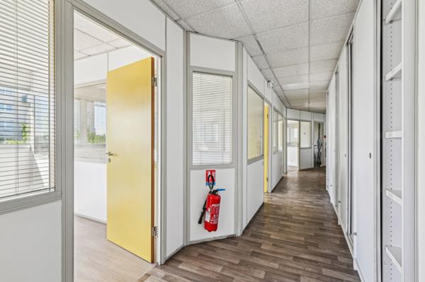 Bureaux à vendre ou à louer à Colombes avec parking et vue dégagée