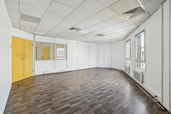 Bureaux à vendre ou à louer à Colombes avec parking et vue dégagée