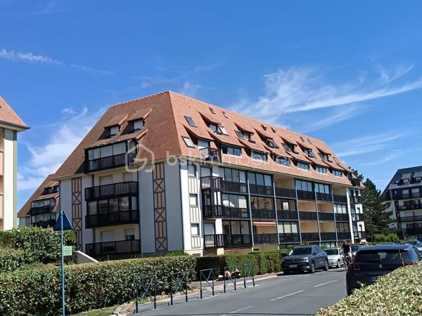 Envie d’un pied-à-terre en bord de mer ou d’un investissement dans une station balnéaire prisée de la Côte Fleurie ? 

À Villers-sur-Mer, à seulement 100 mètres de la plage et à quelques minutes de Deauville, venez découvrir ce charmant studio d’environ 26,09 m², situé au sein d’une résidence recherchée.

Fonctionnel et bien agencé, il offre un agréable séjour avec kitchenette, un espace nuit intelligemment séparé par une cloison amovible, ainsi qu’une salle d’eau et un wc séparé. 

Son beau balcon constitue un véritable atout : vous pourrez y profiter d’une magnifique vue sur la mer et admirer de superbes couchers de soleil, dans un cadre propice à la détente.

Une place de stationnement extérieure privative vient compléter ce bien, apportant un confort supplémentaire au quotidien, que ce soit pour vos séjours ou pour vos futurs locataires.

Ce studio réunit tous les atouts pour profiter pleinement du littoral normand dans un environnement agréable, à proximité immédiate de la plage, des commerces et des animations de Villers-sur-Mer.

Si votre financement est validé et que ce bien correspond à votre projet, contactez-moi. Nous prendrons le temps d’échanger sur ses caractéristiques et conviendrons ensemble d’une prochaine visite....

En attendant portez vous bien & restez au frais !!