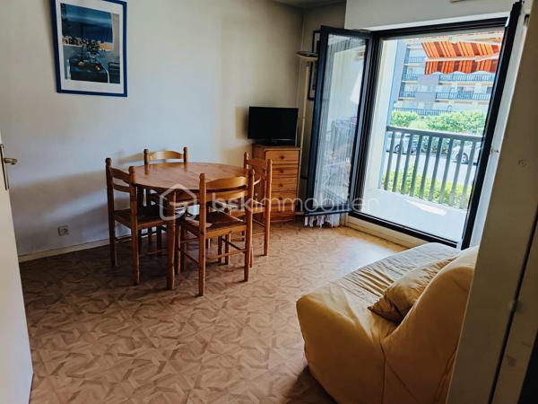 Envie d’un pied-à-terre en bord de mer ou d’un investissement dans une station balnéaire prisée de la Côte Fleurie ? 

À Villers-sur-Mer, à seulement 100 mètres de la plage et à quelques minutes de Deauville, venez découvrir ce charmant studio d’environ 26,09 m², situé au sein d’une résidence recherchée.

Fonctionnel et bien agencé, il offre un agréable séjour avec kitchenette, un espace nuit intelligemment séparé par une cloison amovible, ainsi qu’une salle d’eau et un wc séparé. 

Son beau balcon constitue un véritable atout : vous pourrez y profiter d’une magnifique vue sur la mer et admirer de superbes couchers de soleil, dans un cadre propice à la détente.

Une place de stationnement extérieure privative vient compléter ce bien, apportant un confort supplémentaire au quotidien, que ce soit pour vos séjours ou pour vos futurs locataires.

Ce studio réunit tous les atouts pour profiter pleinement du littoral normand dans un environnement agréable, à proximité immédiate de la plage, des commerces et des animations de Villers-sur-Mer.

Si votre financement est validé et que ce bien correspond à votre projet, contactez-moi. Nous prendrons le temps d’échanger sur ses caractéristiques et conviendrons ensemble d’une prochaine visite....

En attendant portez vous bien & restez au frais !!