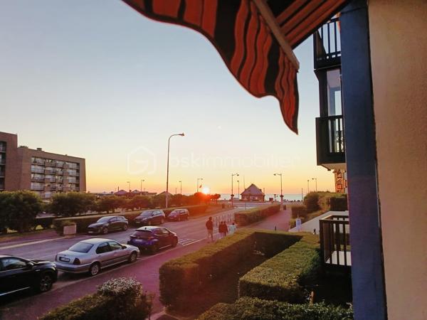 Envie d’un pied-à-terre en bord de mer ou d’un investissement dans une station balnéaire prisée de la Côte Fleurie ? 

À Villers-sur-Mer, à seulement 100 mètres de la plage et à quelques minutes de Deauville, venez découvrir ce charmant studio d’environ 26,09 m², situé au sein d’une résidence recherchée.

Fonctionnel et bien agencé, il offre un agréable séjour avec kitchenette, un espace nuit intelligemment séparé par une cloison amovible, ainsi qu’une salle d’eau et un wc séparé. 

Son beau balcon constitue un véritable atout : vous pourrez y profiter d’une magnifique vue sur la mer et admirer de superbes couchers de soleil, dans un cadre propice à la détente.

Une place de stationnement extérieure privative vient compléter ce bien, apportant un confort supplémentaire au quotidien, que ce soit pour vos séjours ou pour vos futurs locataires.

Ce studio réunit tous les atouts pour profiter pleinement du littoral normand dans un environnement agréable, à proximité immédiate de la plage, des commerces et des animations de Villers-sur-Mer.

Si votre financement est validé et que ce bien correspond à votre projet, contactez-moi. Nous prendrons le temps d’échanger sur ses caractéristiques et conviendrons ensemble d’une prochaine visite....

En attendant portez vous bien & restez au frais !!