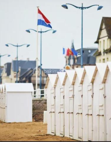 Envie d’un pied-à-terre en bord de mer ou d’un investissement dans une station balnéaire prisée de la Côte Fleurie ? 

À Villers-sur-Mer, à seulement 100 mètres de la plage et à quelques minutes de Deauville, venez découvrir ce charmant studio d’environ 26,09 m², situé au sein d’une résidence recherchée.

Fonctionnel et bien agencé, il offre un agréable séjour avec kitchenette, un espace nuit intelligemment séparé par une cloison amovible, ainsi qu’une salle d’eau et un wc séparé. 

Son beau balcon constitue un véritable atout : vous pourrez y profiter d’une magnifique vue sur la mer et admirer de superbes couchers de soleil, dans un cadre propice à la détente.

Une place de stationnement extérieure privative vient compléter ce bien, apportant un confort supplémentaire au quotidien, que ce soit pour vos séjours ou pour vos futurs locataires.

Ce studio réunit tous les atouts pour profiter pleinement du littoral normand dans un environnement agréable, à proximité immédiate de la plage, des commerces et des animations de Villers-sur-Mer.

Si votre financement est validé et que ce bien correspond à votre projet, contactez-moi. Nous prendrons le temps d’échanger sur ses caractéristiques et conviendrons ensemble d’une prochaine visite....

En attendant portez vous bien & restez au frais !!