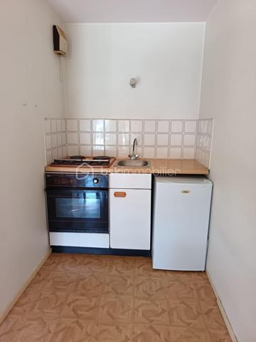 Envie d’un pied-à-terre en bord de mer ou d’un investissement dans une station balnéaire prisée de la Côte Fleurie ? 

À Villers-sur-Mer, à seulement 100 mètres de la plage et à quelques minutes de Deauville, venez découvrir ce charmant studio d’environ 26,09 m², situé au sein d’une résidence recherchée.

Fonctionnel et bien agencé, il offre un agréable séjour avec kitchenette, un espace nuit intelligemment séparé par une cloison amovible, ainsi qu’une salle d’eau et un wc séparé. 

Son beau balcon constitue un véritable atout : vous pourrez y profiter d’une magnifique vue sur la mer et admirer de superbes couchers de soleil, dans un cadre propice à la détente.

Une place de stationnement extérieure privative vient compléter ce bien, apportant un confort supplémentaire au quotidien, que ce soit pour vos séjours ou pour vos futurs locataires.

Ce studio réunit tous les atouts pour profiter pleinement du littoral normand dans un environnement agréable, à proximité immédiate de la plage, des commerces et des animations de Villers-sur-Mer.

Si votre financement est validé et que ce bien correspond à votre projet, contactez-moi. Nous prendrons le temps d’échanger sur ses caractéristiques et conviendrons ensemble d’une prochaine visite....

En attendant portez vous bien & restez au frais !!
