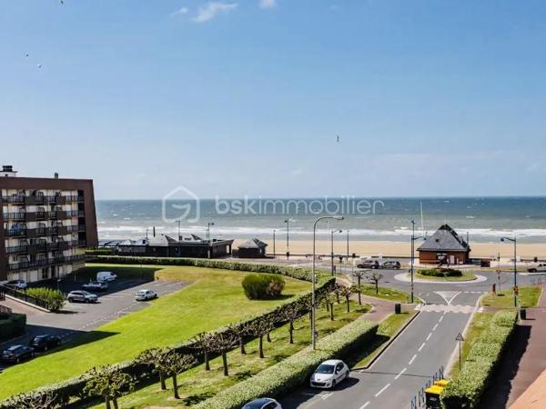 Envie d’un pied-à-terre en bord de mer ou d’un investissement dans une station balnéaire prisée de la Côte Fleurie ? 

À Villers-sur-Mer, à seulement 100 mètres de la plage et à quelques minutes de Deauville, venez découvrir ce charmant studio d’environ 26,09 m², situé au sein d’une résidence recherchée.

Fonctionnel et bien agencé, il offre un agréable séjour avec kitchenette, un espace nuit intelligemment séparé par une cloison amovible, ainsi qu’une salle d’eau et un wc séparé. 

Son beau balcon constitue un véritable atout : vous pourrez y profiter d’une magnifique vue sur la mer et admirer de superbes couchers de soleil, dans un cadre propice à la détente.

Une place de stationnement extérieure privative vient compléter ce bien, apportant un confort supplémentaire au quotidien, que ce soit pour vos séjours ou pour vos futurs locataires.

Ce studio réunit tous les atouts pour profiter pleinement du littoral normand dans un environnement agréable, à proximité immédiate de la plage, des commerces et des animations de Villers-sur-Mer.

Si votre financement est validé et que ce bien correspond à votre projet, contactez-moi. Nous prendrons le temps d’échanger sur ses caractéristiques et conviendrons ensemble d’une prochaine visite....

En attendant portez vous bien & restez au frais !!