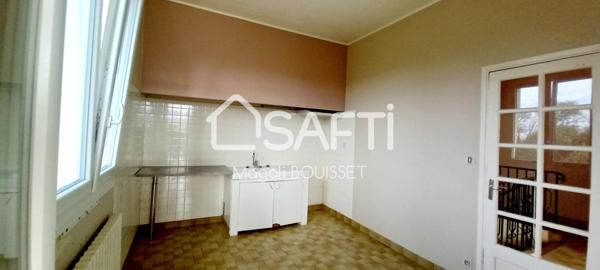 Maison T5 de 140m², 4 chambres, balcon traversant et vue dégagée, un garage de plus de 35m², jardin de 1100m²