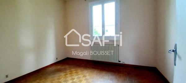 Maison T5 de 140m², 4 chambres, balcon traversant et vue dégagée, un garage de plus de 35m², jardin de 1100m²