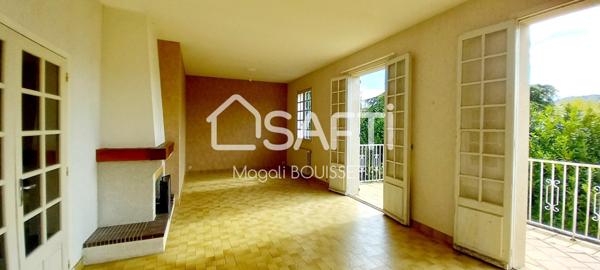 Maison T5 de 140m², 4 chambres, balcon traversant et vue dégagée, un garage de plus de 35m², jardin de 1100m²