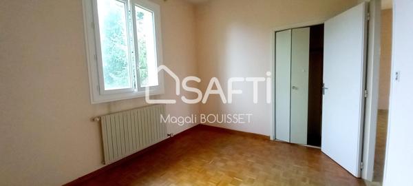 Maison T5 de 140m², 4 chambres, balcon traversant et vue dégagée, un garage de plus de 35m², jardin de 1100m²