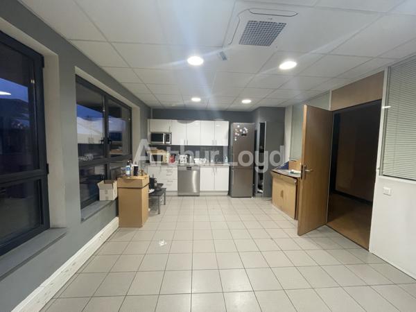 Bureaux à louer à Wambrechies bâtiment indépendant avec accès Rocade Nord Ouest