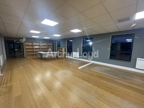 Bureaux à louer à Wambrechies bâtiment indépendant avec accès Rocade Nord Ouest